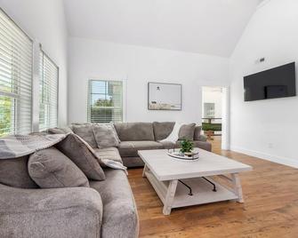 New CANAL front home a few rows back from the OCEAN! Beach passes provided! - Corolla - Pokój dzienny