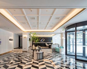 Xana Deluxe Hotel Qingdao Taitung Pedestrian Street Beer Museum - Qingdao - Lobby