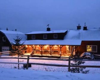 Dog Friendly Log Cabin + Wood Stove + Sauna + High Speed WiFi! 25 min to Stowe! - Lake Elmore - Building