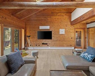 The Dover Hideaway | Hot Tub & Close to Mt. Snow - Brattleboro - Living room