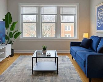 Stylish 1BR Stay in Irving Vibes - Chicago - Living room