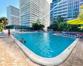 Beach Front Condo, Sea View, Beach Access, Balcony - Fort Lauderdale - Pool