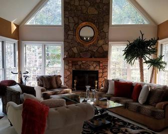 Fall Special!! Luxury Executive Home For Rent - Roswell - Living room