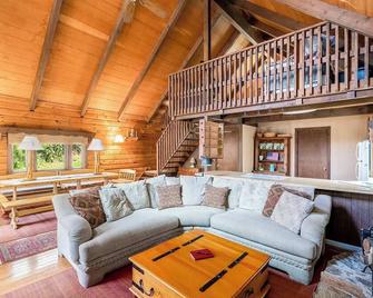Log Cabin w Loft, Hot Tub, Deck, Fire Pit, & WiFi - Berkeley Springs - Living room