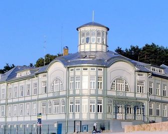 Jurmala Beachfront Art Gallery Mansard Suite in Historic Bath-House - Jūrmala - Building