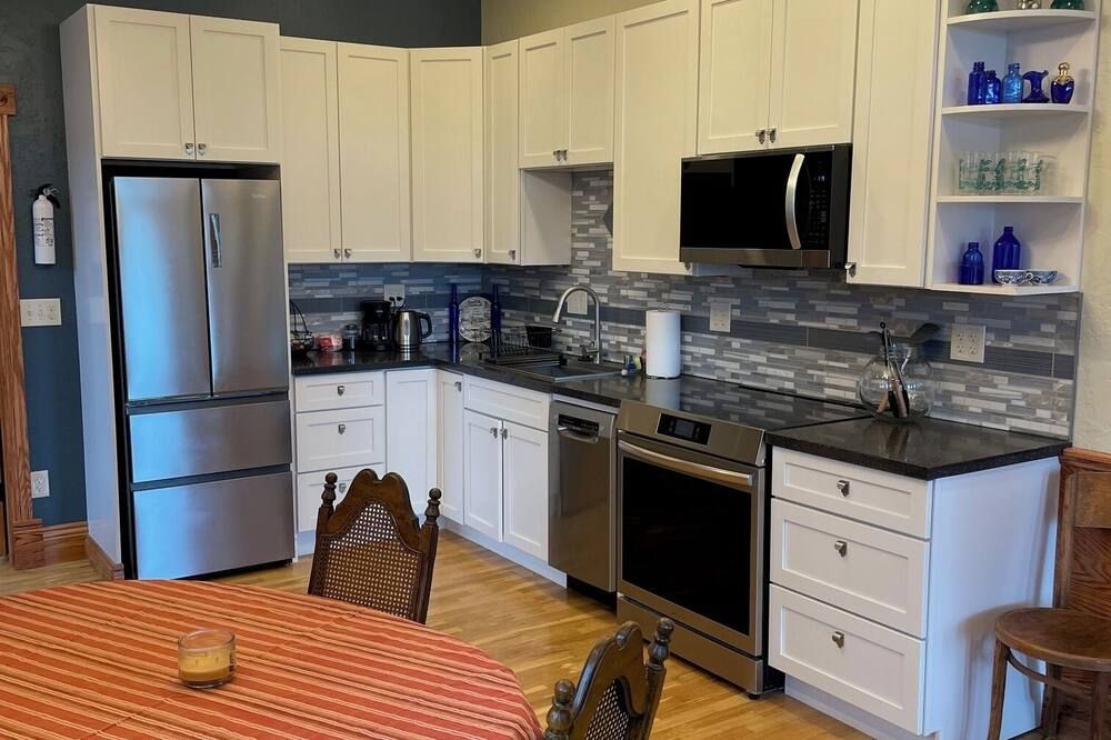 Lovely 1 bedroom suite in Historic La Junta home- cozy, clean & convenient stay - La Junta - Kuchyň