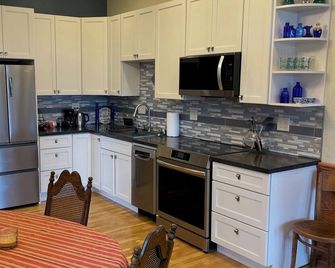 Lovely 1 bedroom suite in Historic La Junta home- cozy, clean & convenient stay - La Junta - Kuchyň