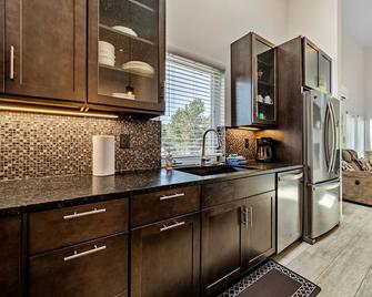 Stunning apt near the ocean with gas fireplace, partial water views & grill - Gold Beach - Cucina