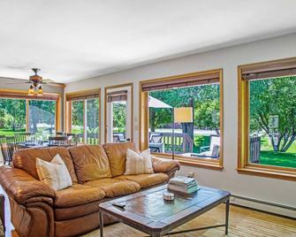 Happy Home near Downtown Carbondale - Carbondale - Living room