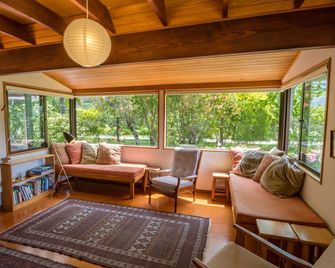 Secret Garden Lodge - Marahau Holiday Home - Marahau - Soggiorno