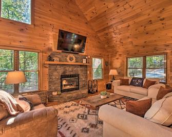 Blue Ridge Cabin Hot Tub, Fire Pit and Grill! - Blue Ridge - Living room