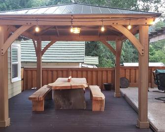 Mountain Bungalow, tall pines, deck, in town. - Dunsmuir - Patio