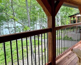 Elevated cabin nestled among the trees, and the Saint John River. Pet friendly. - Meductic - Balkon