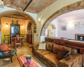 Amazing home in Mazzolla with WiFi and 3 Bedrooms - Caprareccia - Sala de estar
