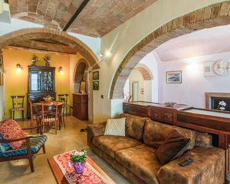 Lovely home in Mazzolla with WiFi - Caprareccia - Sala de estar