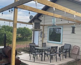 Cozy 1-bedroom house in enjoyable Colorado City with AC, WiFi - Colorado City - Patio