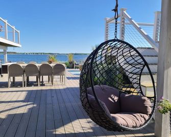 Hamptons Waterfront Escape/ Hot Tub & Resort Style - Riverhead - Balcony