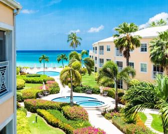 Regal Beach Club #234 Ocean Front 2BR Modern Condo on Seven Mile Beach - George Town - Pool