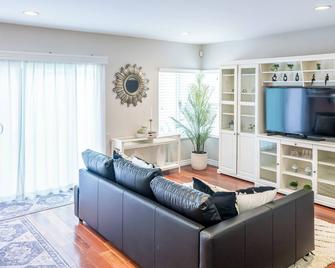 Luxurious Villa in Diamond Bar- Private Cul-de-Sac - Diamond Bar - Living room