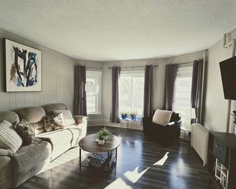 Marvelous 3-bedroom/1.5 bath house with WiFi, full kitchen Oelwein - Oelwein - Sala de estar