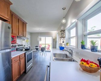 Trendy Bungalow Close To The Park - Kokomo - Cozinha