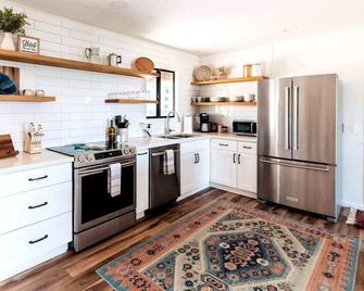 Cozy Rustic Home Minutes to Joshua Tree - Joshua Tree - Kitchen