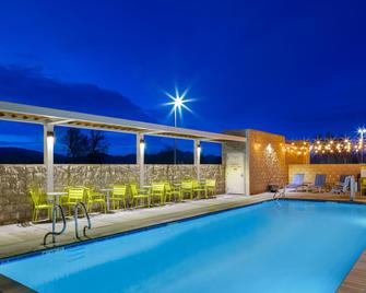 Home2 Suites by Hilton Redding - Redding - Zwembad