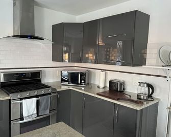 One bedroom with modern kitchen, balcony with water view - Greenwich - Kitchen