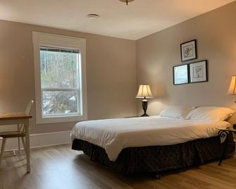 Executive pet friendly lower suite with ocean view - Ladysmith - Bedroom