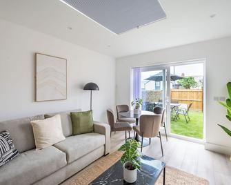 Apartments of Penzance, Apt 1 - Penzance - Living room