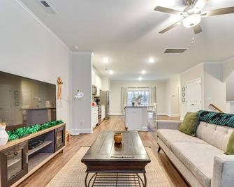 10 Mi to Downtown: Raleigh Family Retreat - Knightdale - Sala de estar