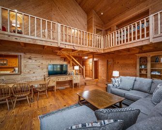 Snail’s Pace South-6br/3.5 bath - Fort Payne - Living room