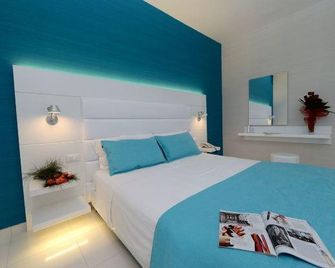 Giulivo Hotel & Village - Baia Domizia - Спальня