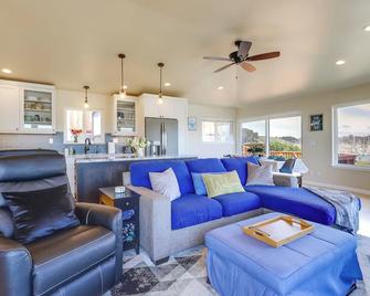 Dreamy Sonoma Coast Home with Waterfront Views - Bodega Bay - Living room
