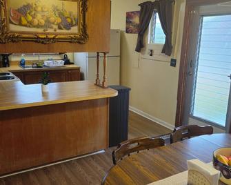 Pet Friendly 2 Bed 1 Bath Home on the water in delightful Buckhead Ridge - Okeechobee - Kitchen