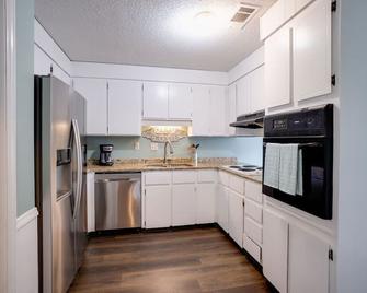 Spacious 4-Bedroom Retreat & Pet-Friendly Fenced Yard! - Warner Robins - Kitchen