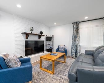 Duplex Delight: Perfect for Big Groups & Families! - Matthews - Obývací pokoj
