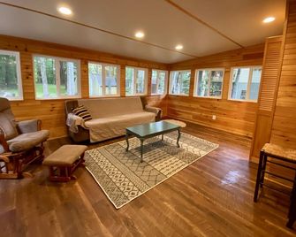 Beautiful Pocono Mountains Cabin -Hiking/ Fishing/Kayaking-Gated Lake Community! - Pocono Pines - Living room