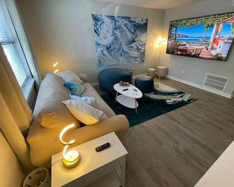 2 Luxury Townhomes: 4 King Beds, 2 Kitchens, 6 TV's, 2 Grills & 2 Firepits - Commerce - Living room