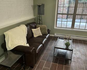 Completely renovated! Within a few blocks of downtown bars and restaurants - Boone - Living room