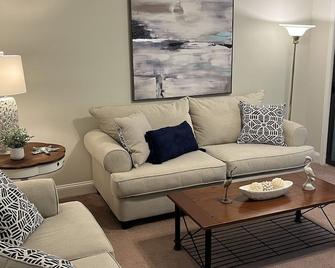 1 Bedroom Villa With Private Screened In Porch And Short Walk To The Beach! - Kiawah Island - Living room