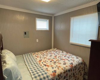 Charming 1-bedroom building in Jay with, AC, on 1 acres of land. - Jay