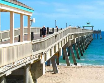 Paradise Awaits! Beach, King Bed, Private Yard & Workspace - Deerfield Beach - Outdoors view