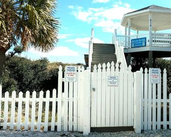 Pelican's Perch - Ocean Views! Beach is Right Across the Street! - Kure Beach - Edificio