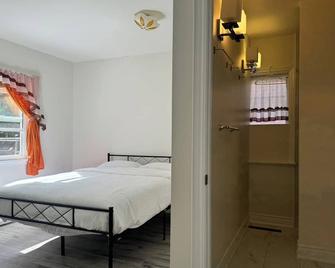 Spacious Urban Retreat Queen Bed & Sofa Bed Near Finch Subway Sleeps 4 - Toronto - Quarto