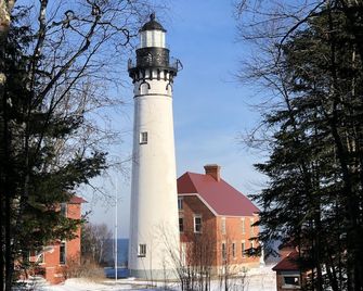 Big Red a newly renovated 4 bedroom historic home in the heart of Grand Marais! - Grand Marais - Edificio
