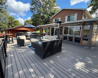 Lakefront property on the shore of Richmond Lake. Always in season. Always fun. - Aberdeen - Patio