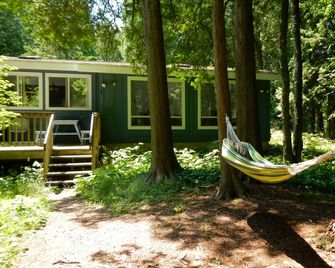 Enjoy the quiet side of the Door County peninsula, 190' of Lake Michigan shore - Baileys Harbor - Патіо