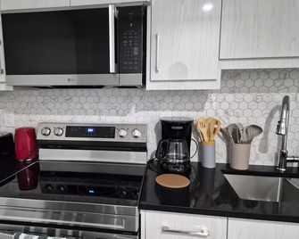 Quaint 2-bedroom house in Chestermere perfect for relaxing stays - Chestermere - Cuisine