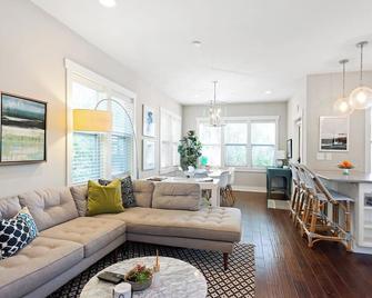 Modern Cottage \'M\' Luxury home w/hot tub, community pool-walk to town & beach - New Buffalo - Living room